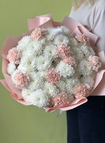 Букет «Белоснежные хризантемы и нежные диантусы» от интернет-магазина цветов в 