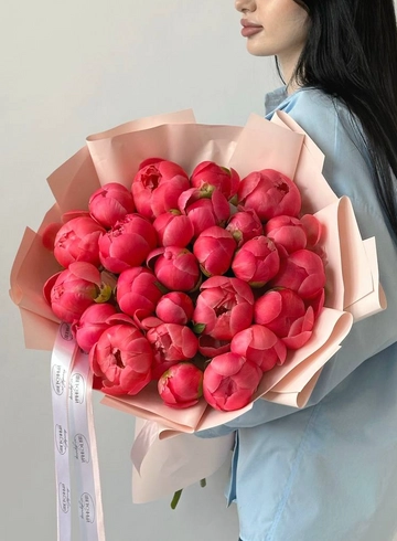 Букет из 25 коралловых пионов CORAL SHARM от интернет-магазина цветов в 