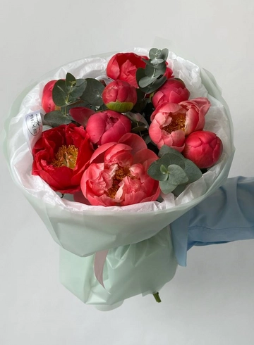 Букет из 9 коралловых пионов CORAL SHARM с эвкалиптом от интернет-магазина цветов в 