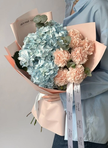 Букет с голубой гортензией и нежными диантусами от интернет-магазина цветов в 