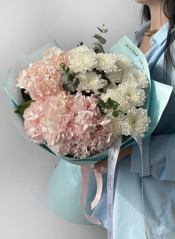 Букет с нежной гортензией и кустовой хризантемой от интернет-магазина цветов в 