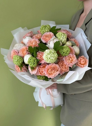 Букет с белыми пионами и кустовой розой JULIET от интернет-магазина цветов в 