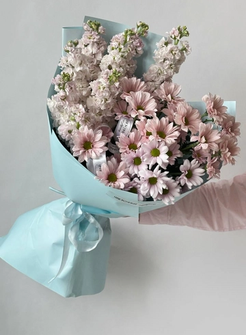 Букет с лавандовой маттиолой и хризантемой от интернет-магазина цветов в 