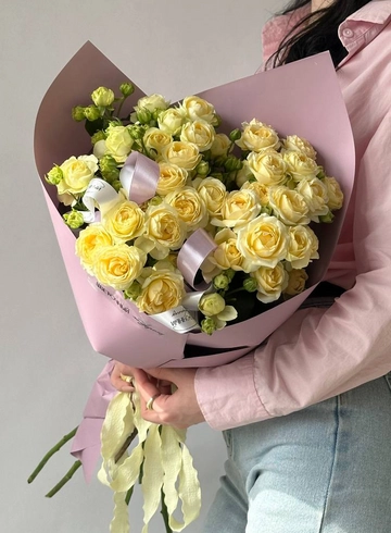 Букет из 7 веток кустовой розы OLGA от интернет-магазина цветов в 