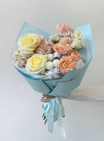 Авторский букет в лимонно-персиковой гамме от интернет-магазина цветов в 