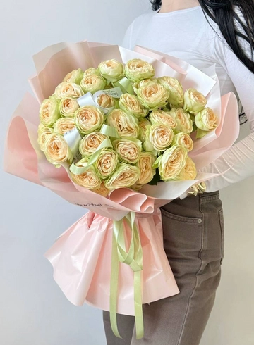 Букет из 7 веток персиковых кустовых роз от интернет-магазина цветов в 