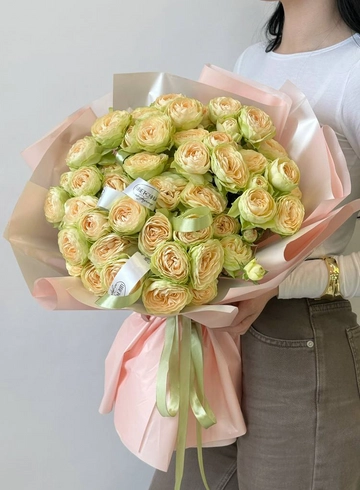 Букет из 9 веток персиковых кустовых роз от интернет-магазина цветов в 