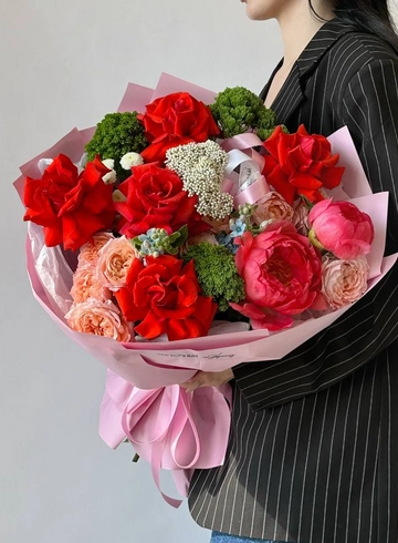 Авторский яркий букет с пионами CORAL SHARM от интернет-магазина цветов в 