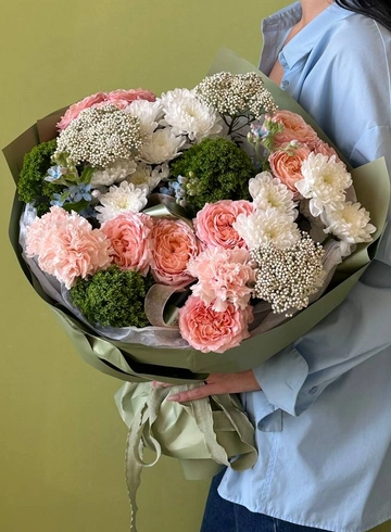 Авторский букет в зелено-персиковой гамме от интернет-магазина цветов в 