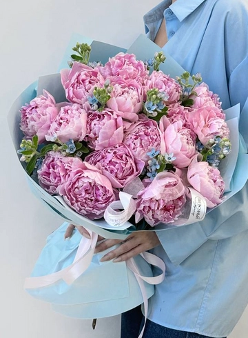 Букет из 17 розовых фермерских пионов и оксипеталума от интернет-магазина цветов в 