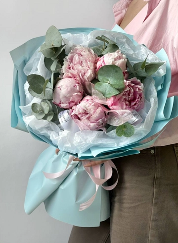 Букет из 5 нежно-розовых пионов SARAH BERNHARDT от интернет-магазина цветов в 