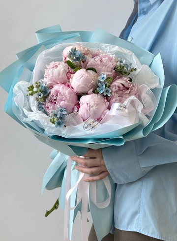 Букет из нежно-розовых пионов SARAH BERNHARDT и оксипеталума от интернет-магазина цветов в 