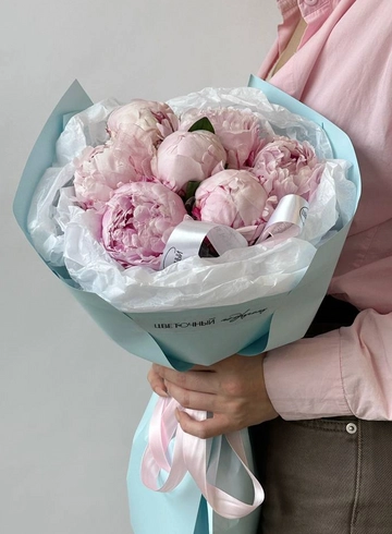 Букет из 7 нежно-розовых пионов SARAH BERNHARDT от интернет-магазина цветов в 