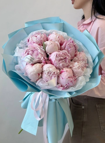 Букет из 11 нежно-розовых пионов SARAH BERNHARDT от интернет-магазина цветов в 