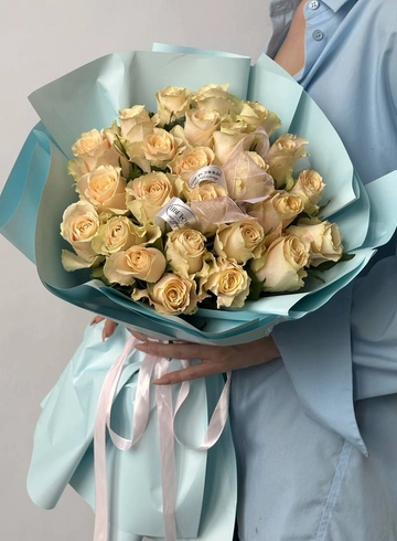 Букет из 25 кремовых роз от интернет-магазина цветов в 