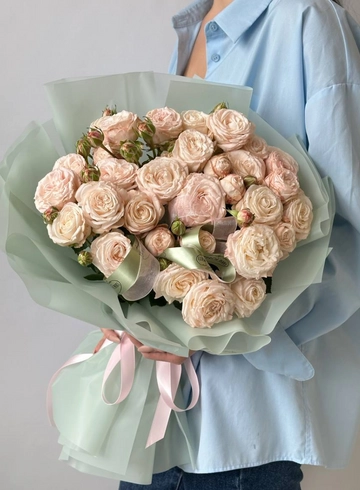 Букет из 9 веток нежной кустовой розы BOMBASTIC от интернет-магазина цветов в 