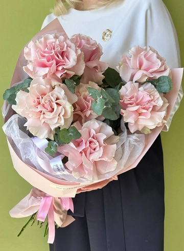 Букет из 7 нежных французских роз PINK MONDIAL с эвкалиптом от интернет-магазина цветов в 