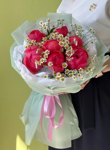 Букет из 7 пионов CORAL SHARM и ромашки от интернет-магазина цветов в 