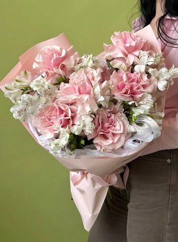 Букет с розовой французской розой и альстромерией от интернет-магазина цветов в 