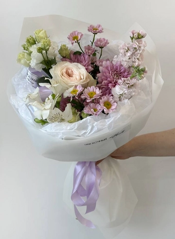 Авторский букет-комплимент в бело-лавандовой гамме от интернет-магазина цветов в 