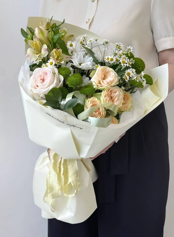 Авторский букет-комплимент в персиково-зеленой гамме от интернет-магазина цветов в 