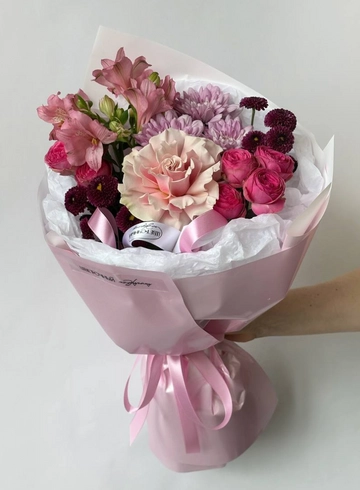 Авторский букет-комплимент в малиново-розовой гамме от интернет-магазина цветов в 