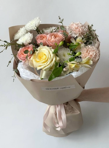 Авторский букет-комплимент в персиково-лимонной гамме от интернет-магазина цветов в 