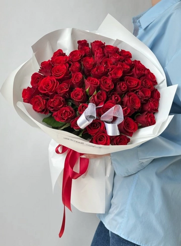 Букет из 51 кенийской красной розы от интернет-магазина цветов в 