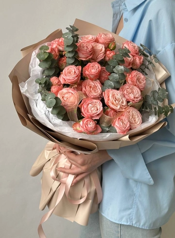 Букет из 7 кустовых роз MADAM BOMBASTIC и эвкалипта от интернет-магазина цветов в 