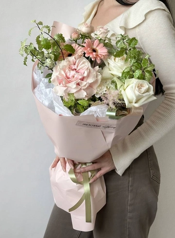 Букет в нежно-розовой гамме с французской розой от интернет-магазина цветов в 