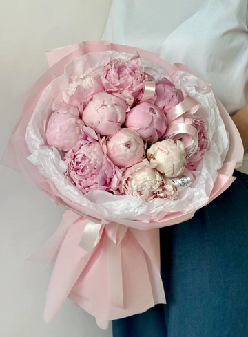 Букет из 11 розовых пионов от интернет-магазина цветов в 