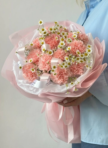 Букет с розовыми диантусами и ромашкой от интернет-магазина цветов в 