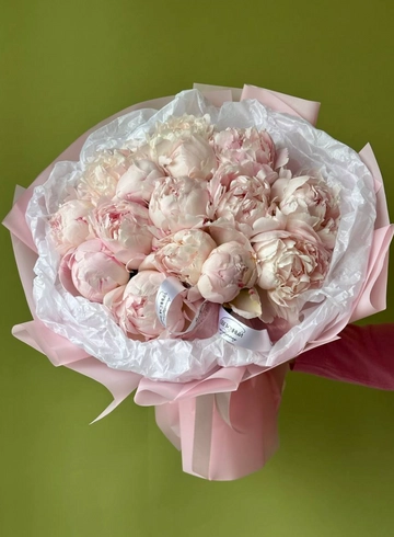 Букет из 15 нежно-розовых пионов от интернет-магазина цветов в 