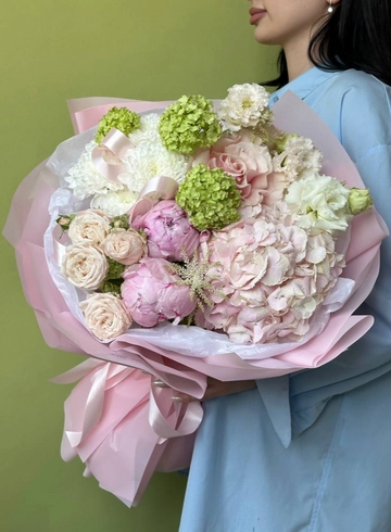 Букет с нежными пионами и гортензией от интернет-магазина цветов в 