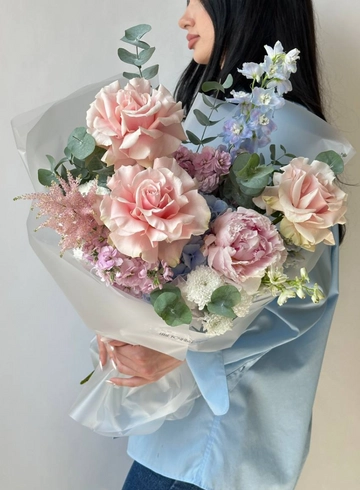 Букет в нежной гамме с французскими розами от интернет-магазина цветов в 