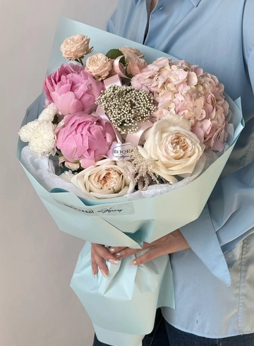 Букет с ярко розовыми пионами и нежной гортензией от интернет-магазина цветов в 