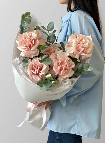 Букет из 5 французских роз PINK MONDIAL с эвкалиптом от интернет-магазина цветов в 