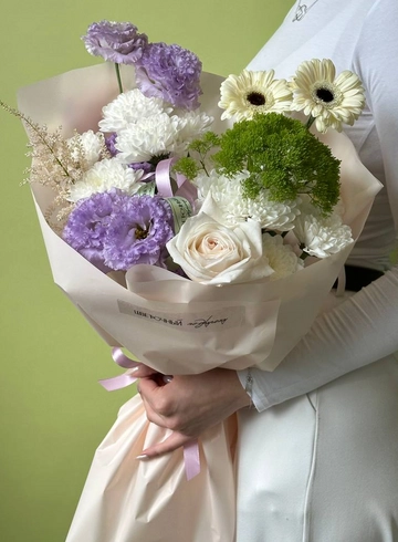 Букет с лавандовой краснодарской эустомой  от интернет-магазина цветов в 