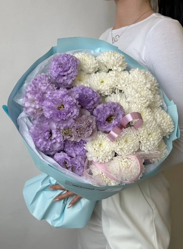 Букет с лавандовой эустомой и белоснежной хризантемой от интернет-магазина цветов в 