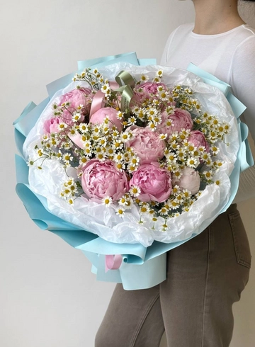 Букет из нежно-розовых пионов и кустовых ромашек от интернет-магазина цветов в 