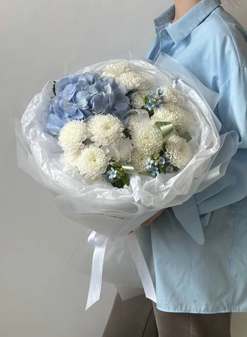 Букет в голубой гамме с пышной гортензией от интернет-магазина цветов в 