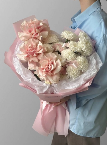 Букет с французскими розами и хризантемой от интернет-магазина цветов в 