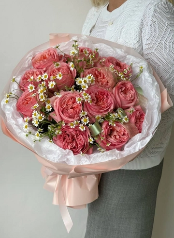 Букет с пионовидной розой PINK EXPRESSION и ромашкой от интернет-магазина цветов в 