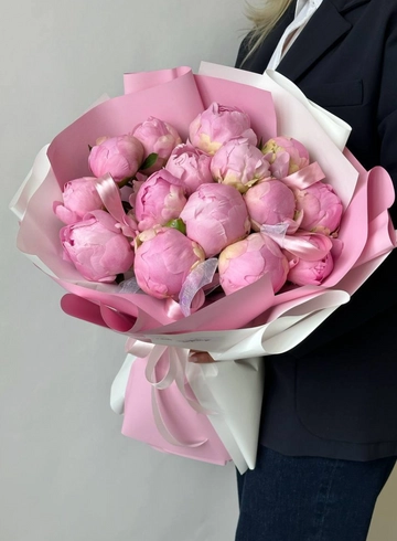 Букет из 15 ярко-розовых пионов от интернет-магазина цветов в 
