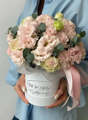 Композиция в шляпной коробке «Нежно-розовая эустома» от интернет-магазина цветов в 