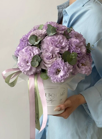 Композиция в шляпной коробке «Лавандовая эустома» от интернет-магазина цветов в 