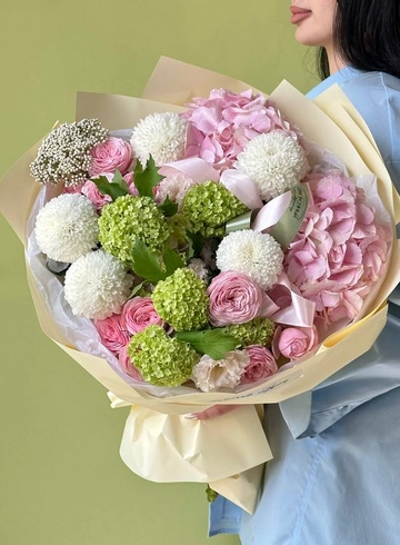 Букет в нежной розово-зеленой гамме от интернет-магазина цветов в 