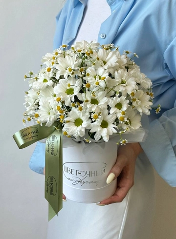 Композиция в шляпной коробке «Хризантема и ромашка» от интернет-магазина цветов в 