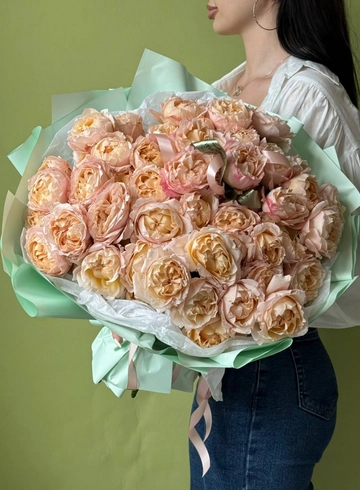 Букет «13 веток кустовой розы JULIET» от интернет-магазина цветов в 