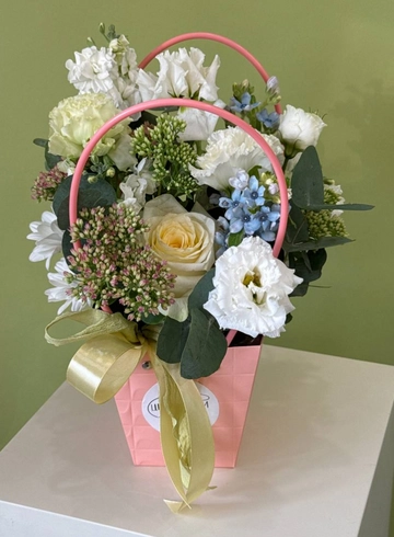 Композиция в сумочке в светлой гамме от интернет-магазина цветов в 